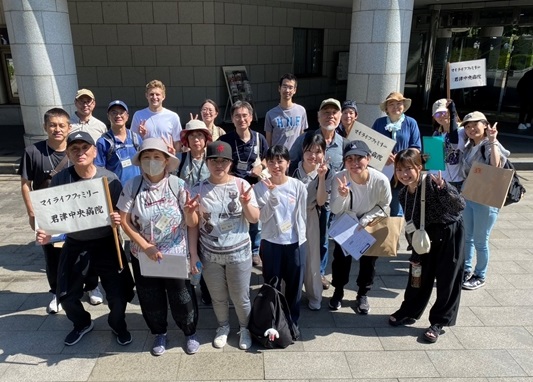 「ウォークラリーの集合写真」